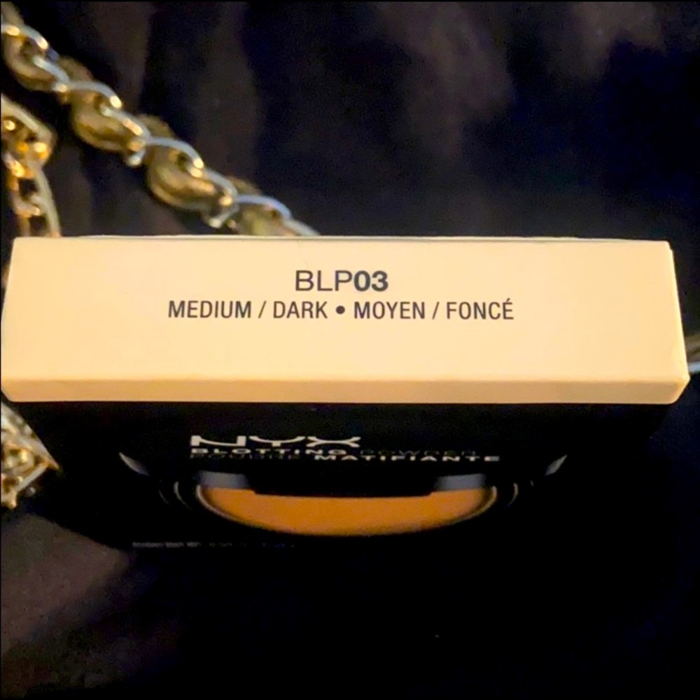 $11 NYX Blotting Powder•Medium Dark/Moyen Foncé - Picture 2 of 3